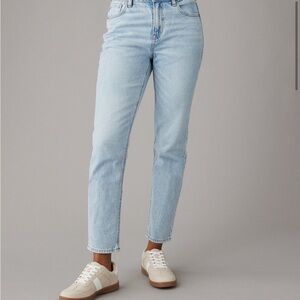 AE American Eagle Strigid Mom Jean in Blue Breeze
